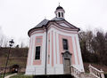 Wallfahrtskirche Maria Brunn mit Heilwasserbrunnen.jpg
