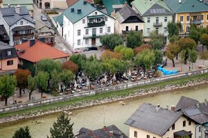 Cafe Zauner an der Esplanade, Ansicht vom Siriuskogl.jpg