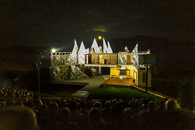 Datei:Seebühne Seeham 2012.jpg