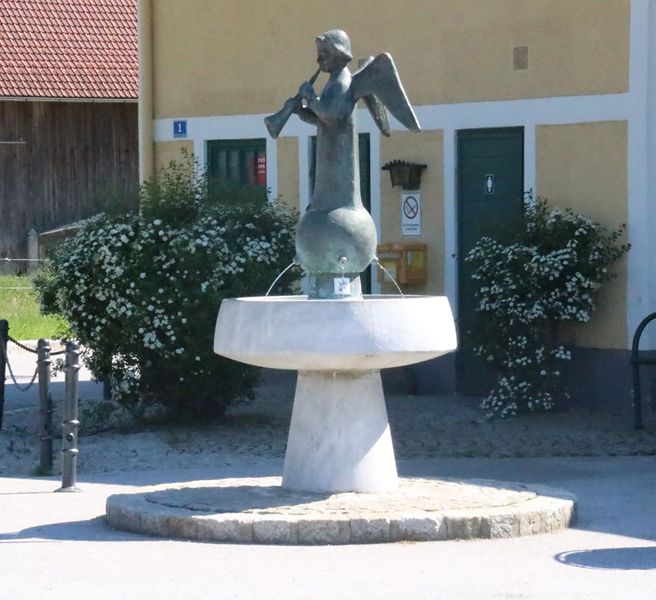 Datei:Stille-Nacht-Brunnen.jpeg