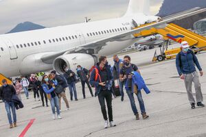 BMW IBU World Cup Biathleten Salzburg Airport 03.jpg