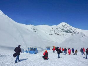 Großglockner Hochalpenstraße Schneeräumung 29 April 2015 PE 14.jpg