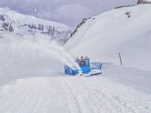 Grossglockner Hochalpenstrasse Schneeräumung 2018 07.jpg