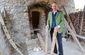 Salzburger Freilichtmuseum Peter Fritz vor dem museumseigenen Kalkofen.jpg