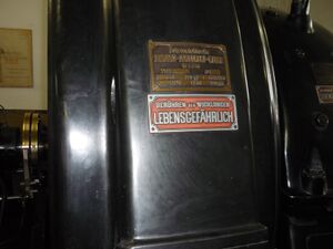 Fabrikationsschild des Elektrogenerators in Kraftwerk Eichetmühle.jpg