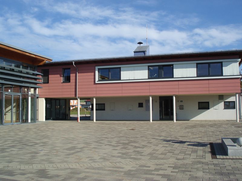 Datei:Gemeindezentrum Göming, Innenhof.jpg