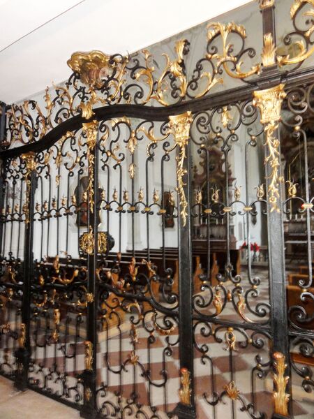 Datei:Gitter in der Michaelerkirche.jpg