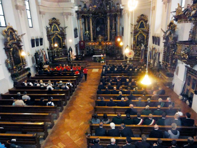 Datei:In der Kirche versammelt.jpg