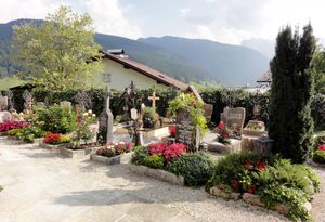 Katholischer Friedhof in Gosau.jpg