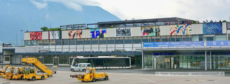 Datei:Kunstwerke auf dem Gelände des Salzburg Airport.JPG
