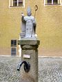 Rupertusbrunnen im Innenhof vom Schloss Laufen.jpg