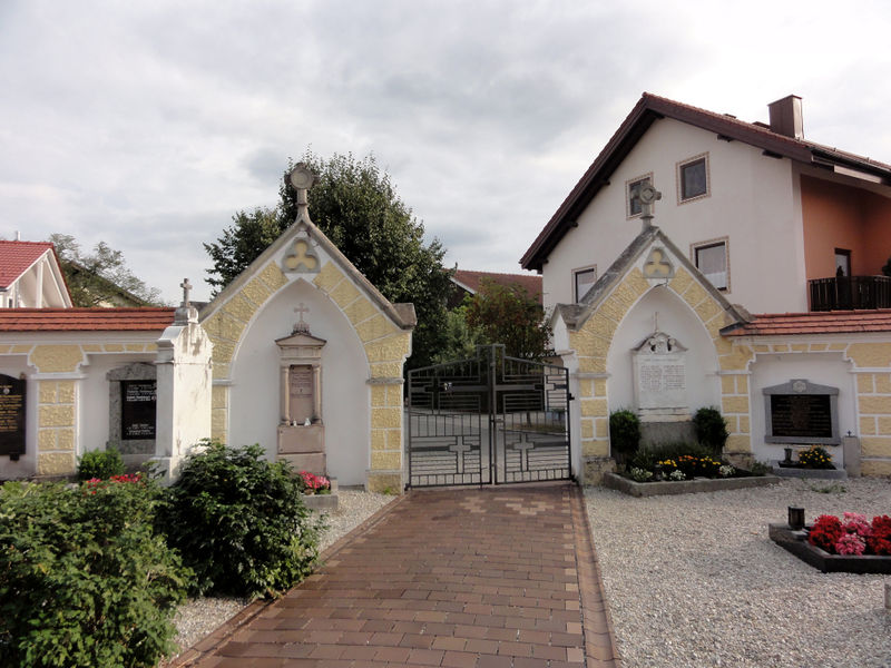 Datei:Friedhofseingang in Petting, Innenansicht.jpg