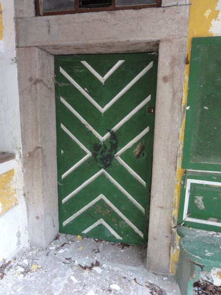 Datei:Haustüre des ehemaligen Braugasthofes Guggenthal.JPG