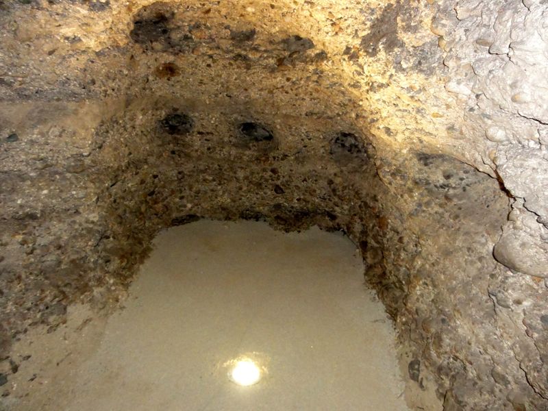 Datei:Im Luftschutzstollen, der Kinderbereich.jpg