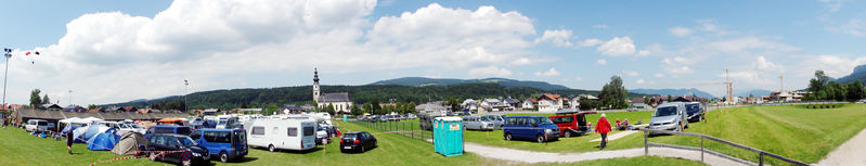 Datei:Fallschirmsprungveranstaltungs-Panorama 10.6.2011.jpg