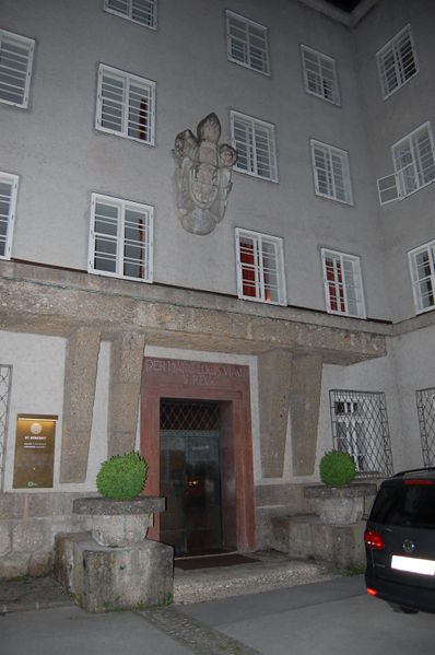 Datei:Haus St. Benedikt in Salzburg.JPG