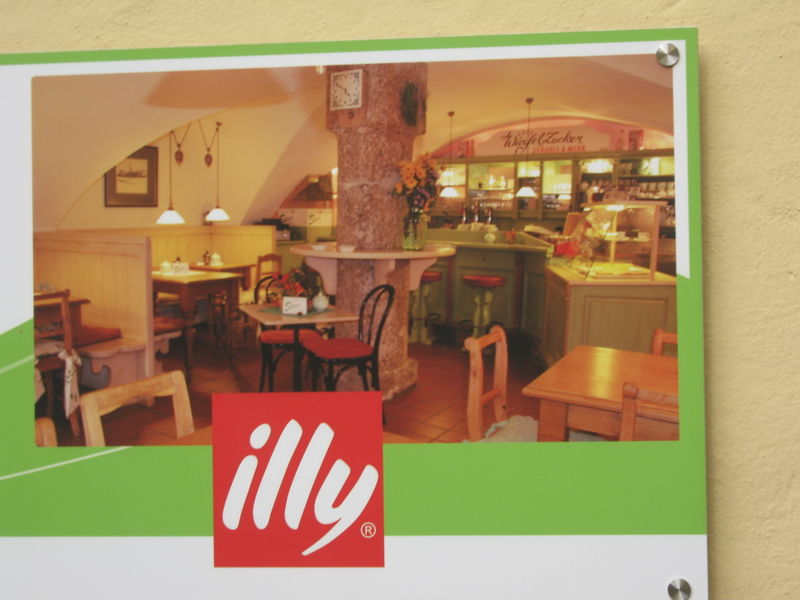 Datei:Innenansicht Cafe Würfelzucker.jpg