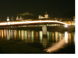 Makartsteg bei Nacht.jpg