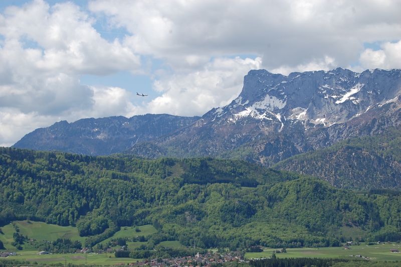 Datei:Südanflug zum Salzburger Flughafen.jpg