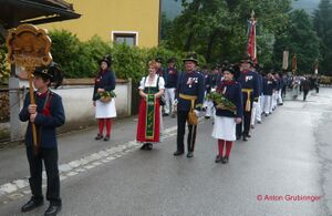 Fahnenbandträgerin bei einem Fest in Kuchl.jpg