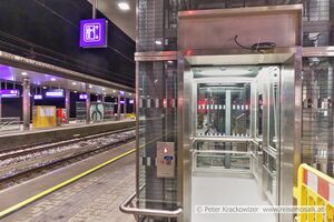 Neumarkt am Wallersee Bahnhof Personenlift.jpg