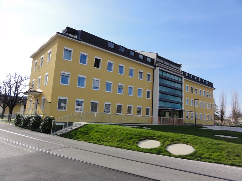 Datei:Stiegl Verwaltungshaus.jpg