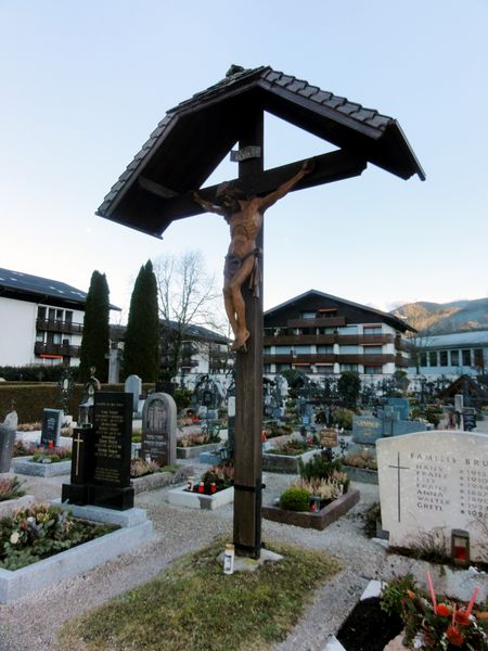 Datei:Strobler Friedhofskreuz.jpg