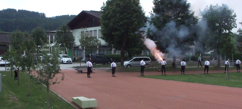 Datei:Z Eröffnungssalut.jpg