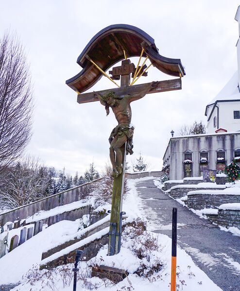 Datei:Friedhofskreuz in Koppl .jpg