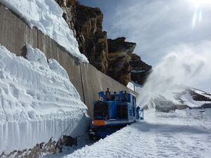 Großglockner Hochalpenstraße Schneeräumung 15 April 2015 05.jpg