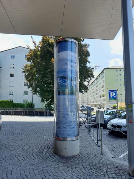 Datei:Kunst-Litfaßsäule 2023 Gertrud Fischbacher.jpg