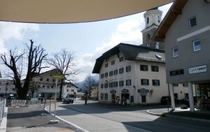 Neue Autobushaltestelle westlich vom Marktplatz Thalgau.jpg