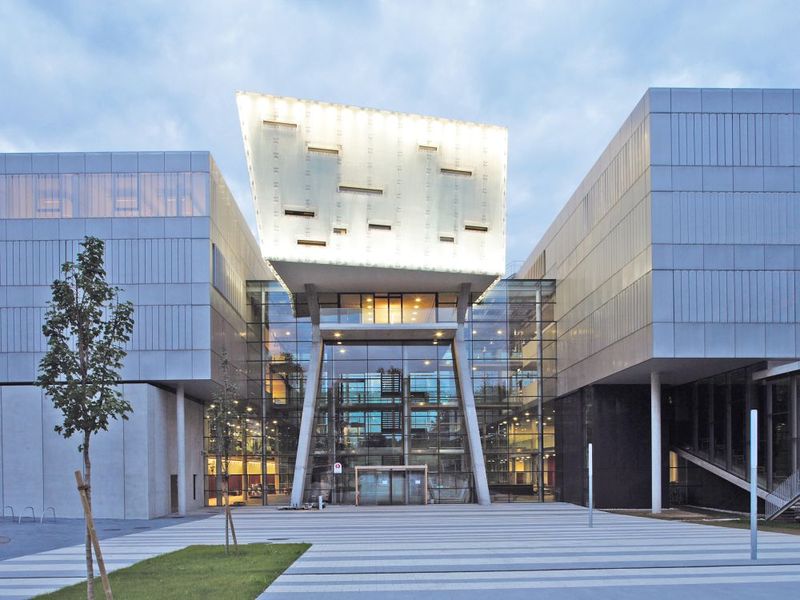Datei:Schlossblick zur Fachhochschule.jpg