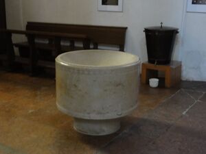 Taufbecken in der Stadtpfarrkirche Saalfelden.jpg