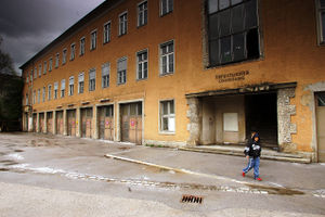 Brückenabgang Postgebäude 2006.jpg