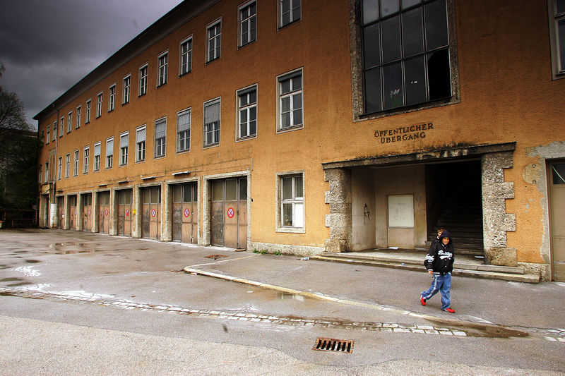 Datei:Brückenabgang Postgebäude 2006.jpg