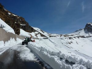 Großglockner Hochalpenstraße Schneeräumung 15 April 2015 07.jpg