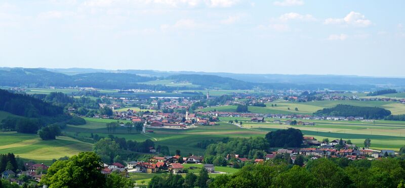 Datei:Irrsdorf, dahinter Staßwalchen.jpg