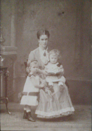 Baronin Amélie von Hagenauer mit Kindern.jpg