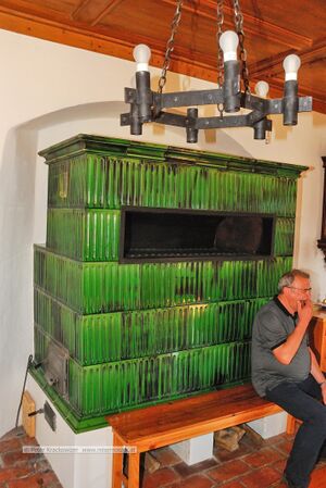 Kapuzinerkloster Salzburg Refektorium Kachelofen.jpg