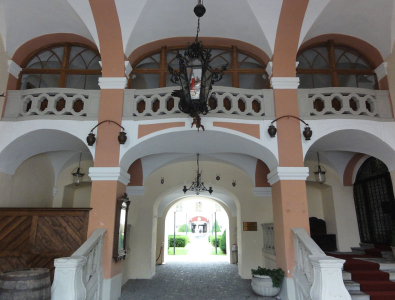 Datei:Schloss Mondsee, Arkaden beim Südeingang.JPG