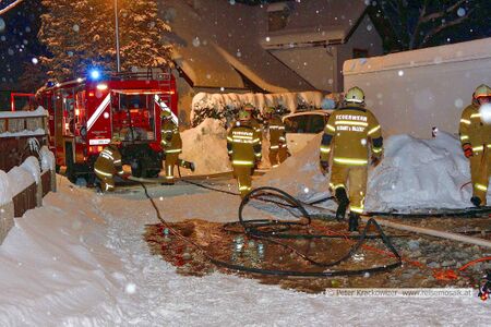 2017 01 08 FF Neumarkt am Wallersee Brand Wallbachsiedlung 03.jpg
