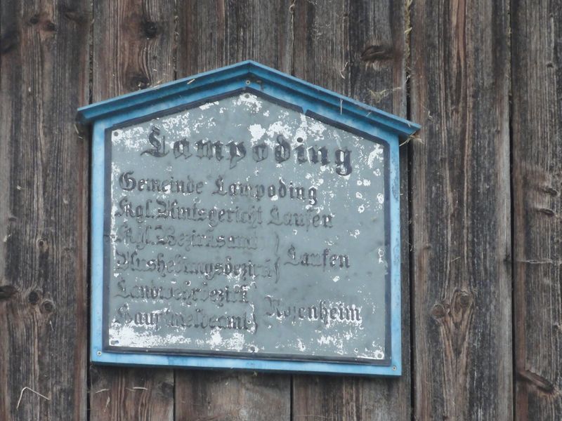 Datei:Alte Ortstafel in Lampoding.jpg