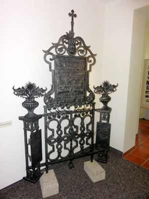 Grabanlage aus Eisenguß von Achthal.jpg