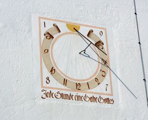 Sonnenuhr auf der Kirche.JPG