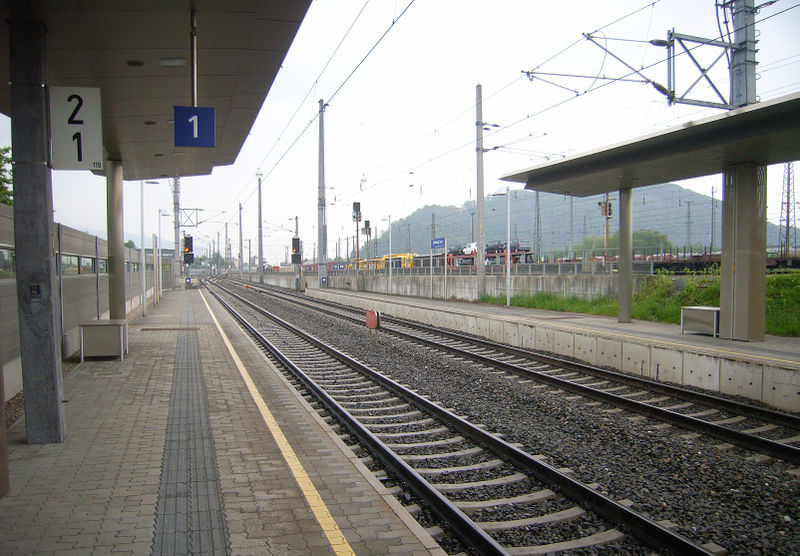 Datei:S-Bahn Station Salzburg-Sam.jpg