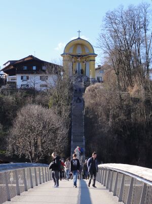 Die gerade Sichtachse vom Europasteg zum Kalvarienberg in Oberndorf.jpg