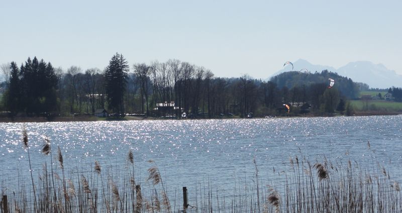 Datei:Kitesurfen beim Fenninger Spitz.jpg
