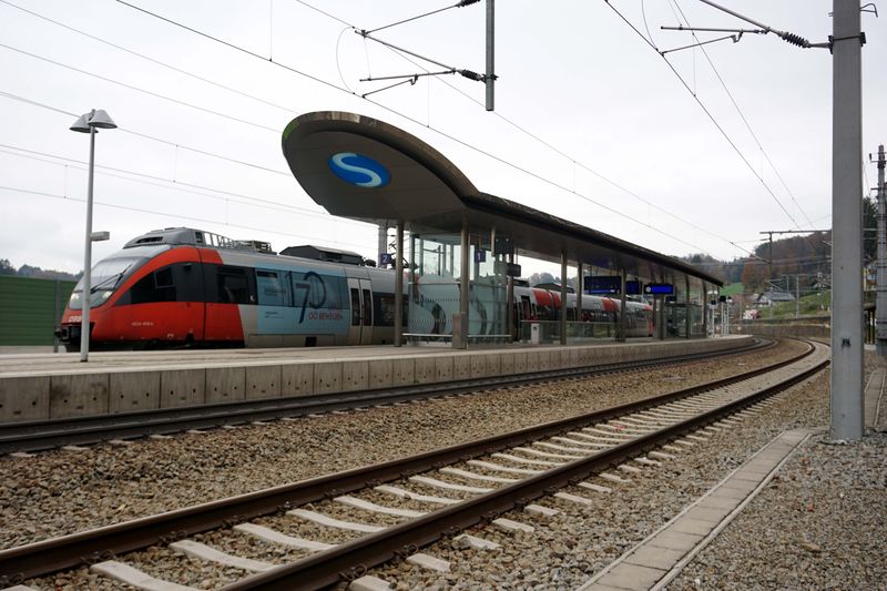 Datei:S Bahnstation Elixhausen-Hallwang.jpg