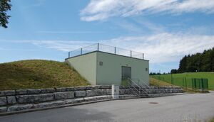 Steuerungsanlage und Wasserspeicher.JPG